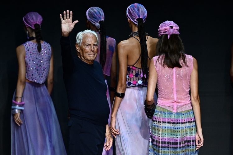 Desainer Giorgio Armani melambaikan tangan dari panggung fashion show Emporio Armani saat Milan Fashion Week Womenswear Spring/Summer 2024 pada Kamis (21/9/2023) di Milan, Italia. Armani meninggal dunia di usia 91 tahun pada Kamis (4/9/2025).