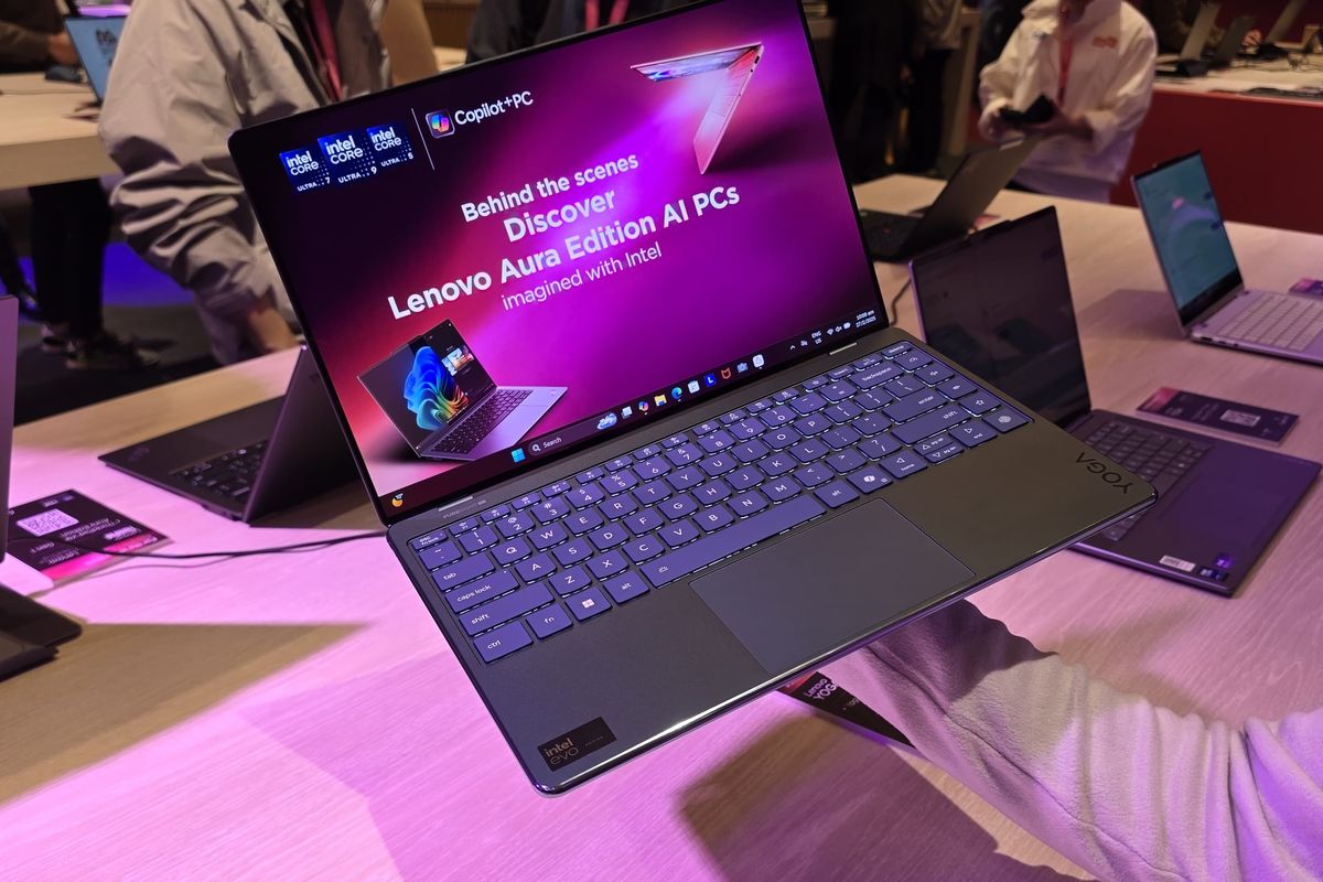 Lenovo Yoga Slim 9i dalam genggaman.