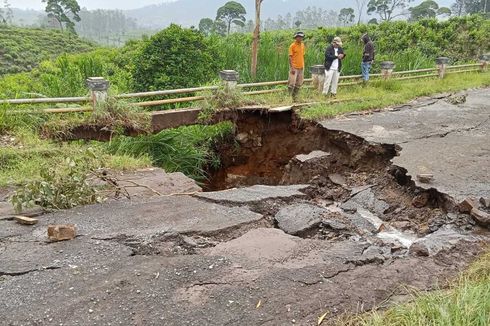 Jembatan Penghubung 3 Kampung di Pangalengan Bandung Amblas