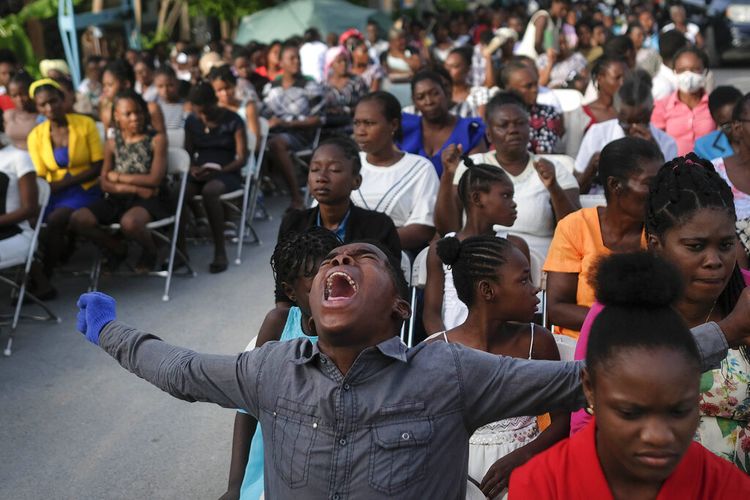 Pada hari Minggu, 22 Agustus 2021, 8 hari setelah gempa berkekuatan 7,21 SR, sebuah gereja meneriakkan Haleluya di halaman sebelah gereja di Les Cayes, yang rusak akibat gempa.  (Foto AB / Matthias Telecroix)