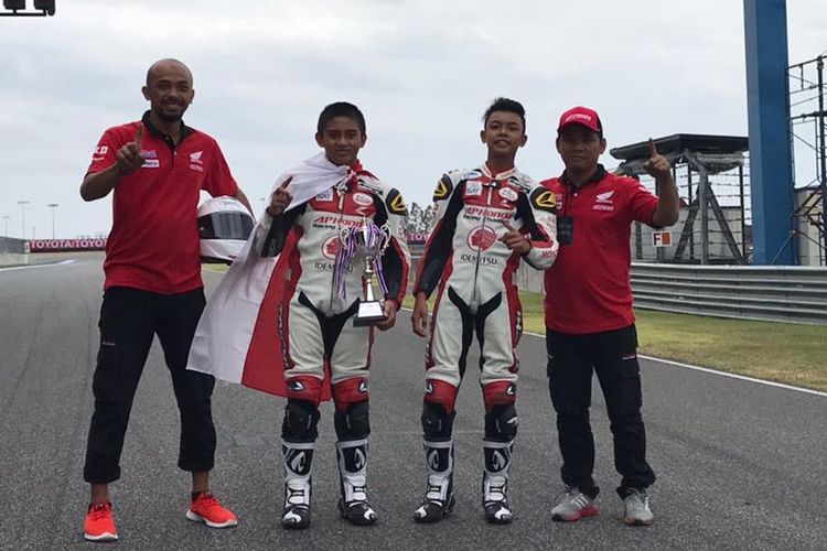 Dua pebalap muda Honda Indonesia.