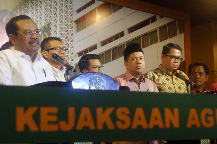 Jaksa Agung Muhammad Prasetyo dan pansus hak angket KPK dalam jumpa pers usai pertemuan di Kejaksaan Agung, Jakarta, Kamis (13/7/2017).