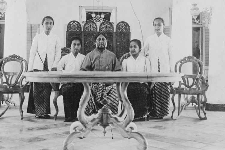Foto Kartini bersama ayah dan tiga saudara perempuannya