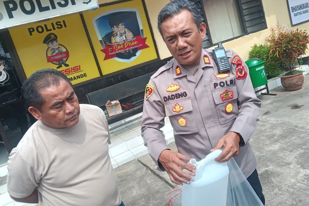 Polisi memerlihatkan jerigen bekas alkohol murni 96 persen yang dikonsumsi 12 warga Cianjur hingga menewaskan 8 orang