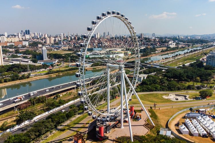 Ferris wheel Rico di Vila Lobos park Sao Paulo Brasil.