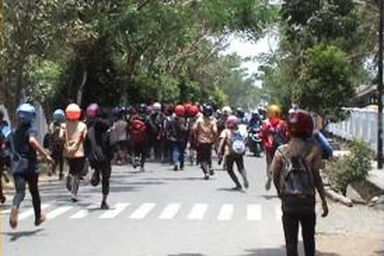 Ratusan pelajar di Kabupaten Bone, Sulawesi Selatan terlibat tawuran ditengah jalan raya dan memacetkan arus lalulintas. Jumat, (27/09/2013).