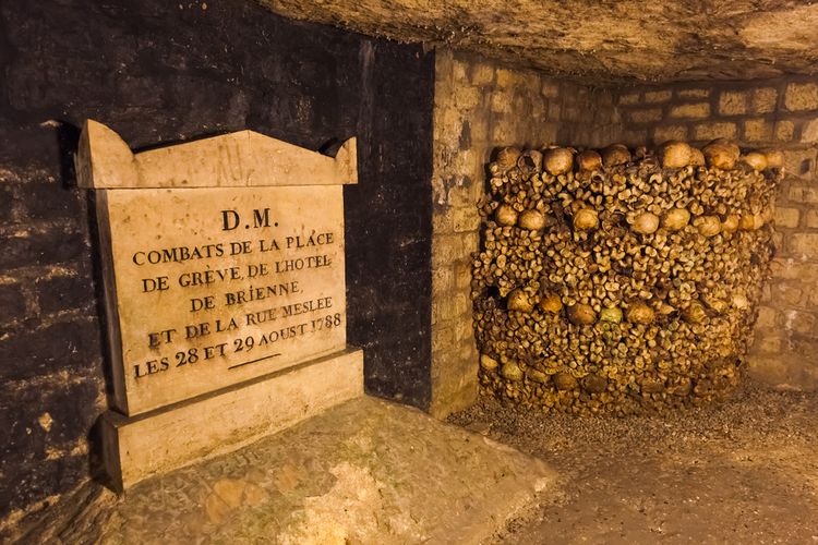 Catacombs bawah tanah di Paris. 
