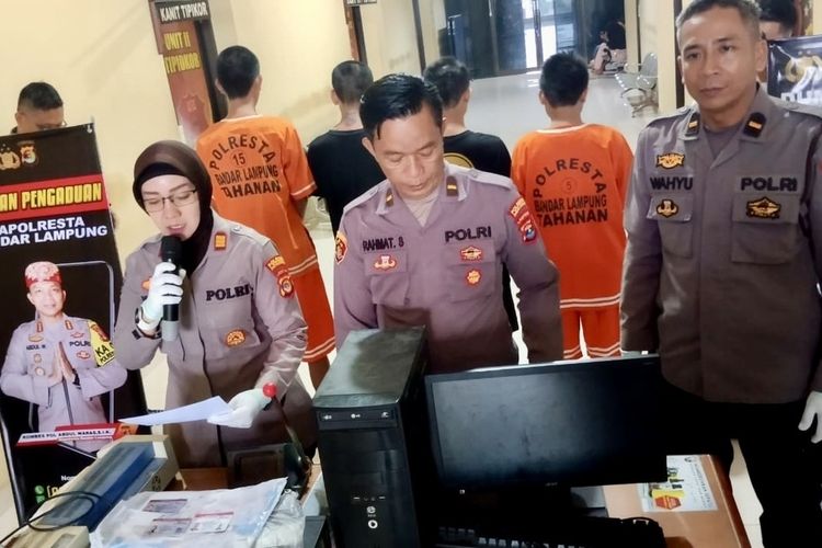 Empat pelaku pemalsuan SIM (belakang) yang ditangkap Polresta Bandar Lampung, Senin (18/3/2024). Kepolisian menyebut hasil pemalsuan SIM sindikat ini mendekati 90 persen asli.