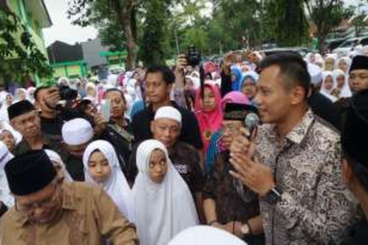 Calon gubernur DKI Jakarta nomor pemilihan satu, Agus Harimurti Yudhoyono, berkunjung ke pondok pesantren Daarul Rahman di Jagakarsa, Jakarta Selatan, Kamis (8/12/2016) sore. Kedatangan Agus dalam rangka memenuhi undangan pimpinan pondok pesantren dan memberi nasehat kepada para santri.