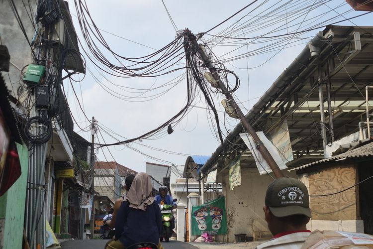 Ketua RT Sudah Lapor ke Operator, Tiang Kabel Internet Miring di Depok Belum Diperbaiki