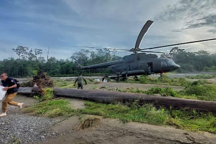 Helikopter seri MI -17 milik TNI AD diperbantukan mendukung distribusi logistik pemilu di enam desa Kecamatan Seram Utara Kabupaten Maluku Tengah lantaran jalur darat yang memakan waktu dua hingga tiga hari untuk sampai ke TPS.