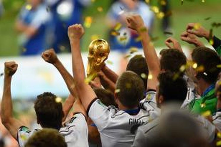 Para pemain Jerman saat mengangkat trofi Piala Dunia 2014 di Stadion Maracana, Minggu (13/7/2014). Jerman keluar sebagai kampiun setelah mengalahkan Argentina 1-0. 