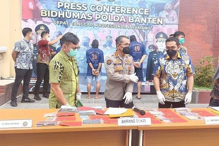 Polda Banten saat press release pengungkapan kasus penimbunan solar di Mapolda Banten, Jumat (1/4/2022).