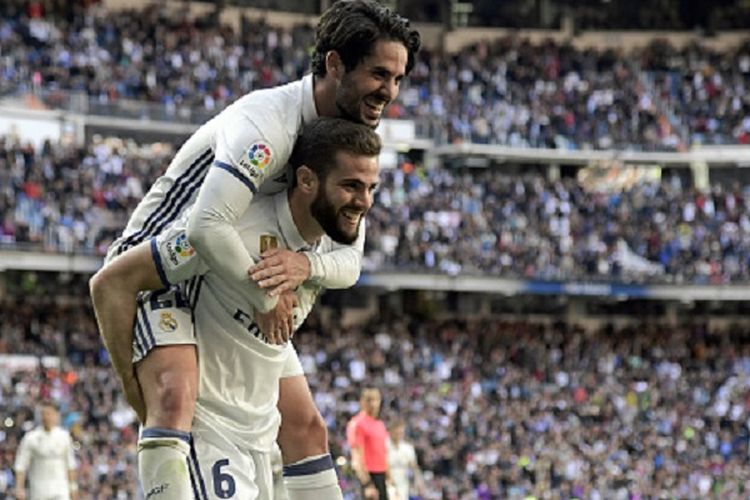 Nacho Fernandez dan Isco merayakan gol Real Madrid ke gawang Alaves pada pertandingan La Liga di Stadion Santiago Bernabeu, Minggu (2/4/2017). 