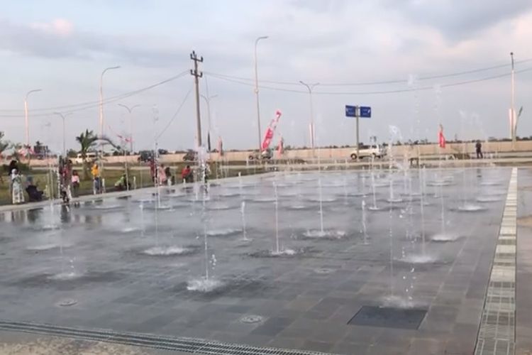 Air mancur yang sedang beroperasi di rest area Banjaratma, Brebes, Jawa Tengah.