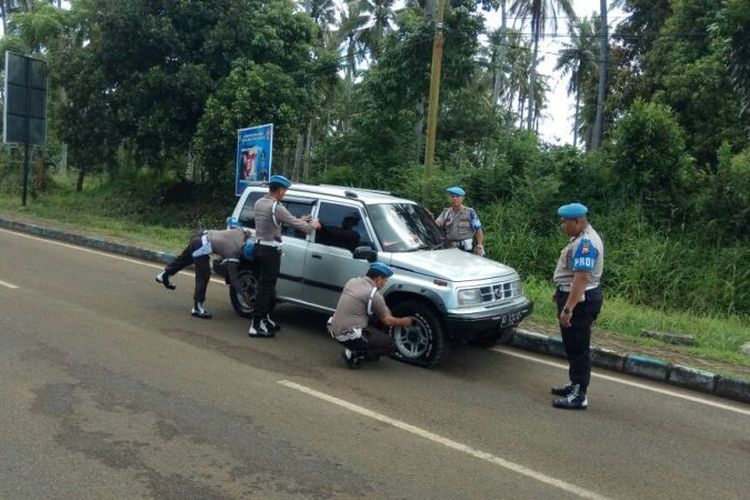 anggota Provost Polda Bengkulu, menggembosi ban mobil yang parkir di sembarang tempat di Jalan Raya, halaman Mapolda Bengkulu