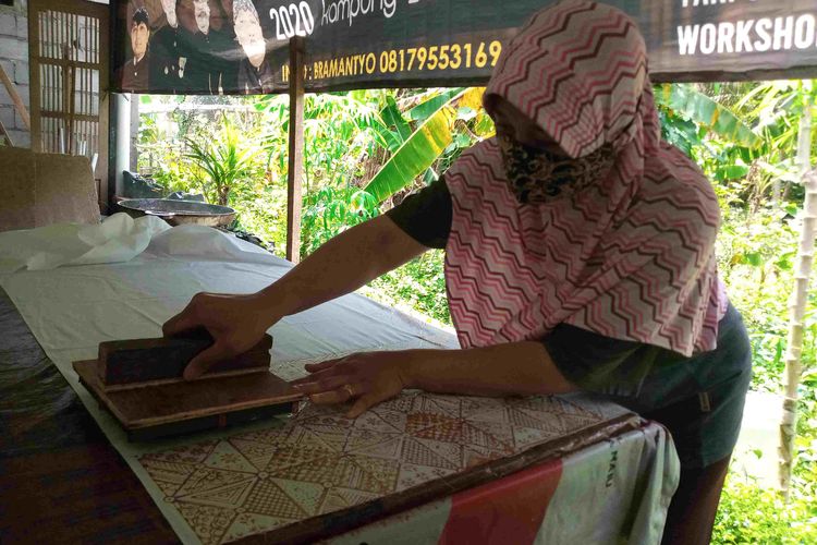 Proses pembuatan batik patroon Ambarawa di rumah produksi.