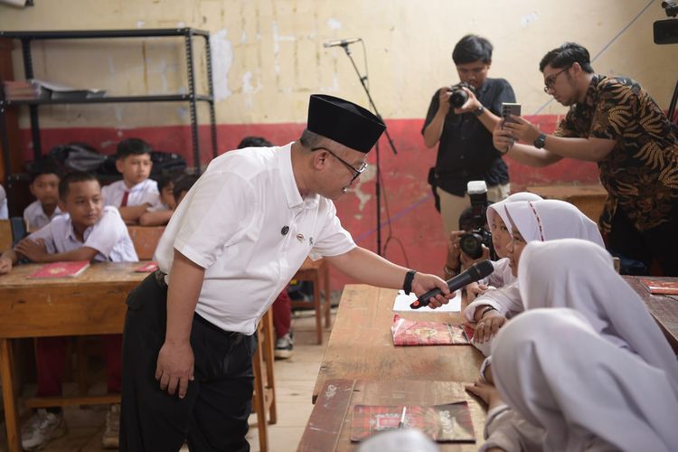 Peringati Hardiknas 2025, Mendikdasmen Abudl Mu'ti sapa murid di Bogor.