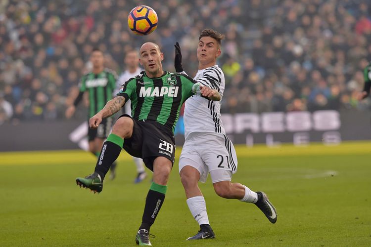 Paolo Cannavaro dan Paulo Dybala berduel saat Sassuolo berhadapan dengan Juventus, 29 Januari 2017.