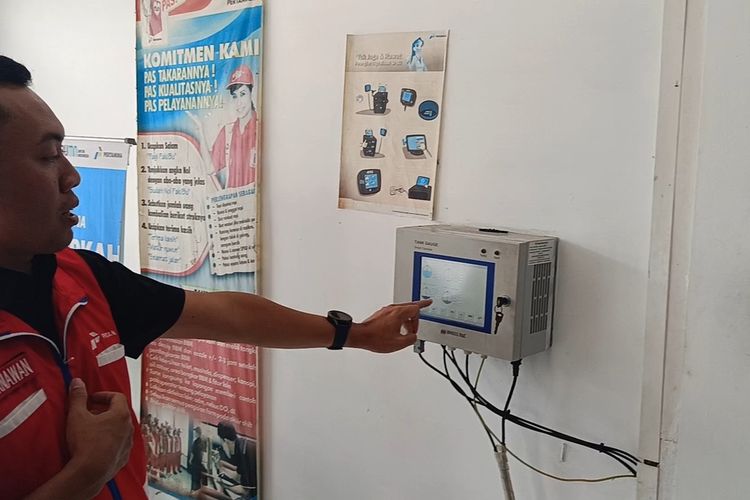 Petugas tunjukkan uji kontaminasi air secara digital menggunakan alat Automatic Tank Gauge (ATG) di SPBU Karangjati Blora, Jawa Tengah, Rabu (29/10/2025)