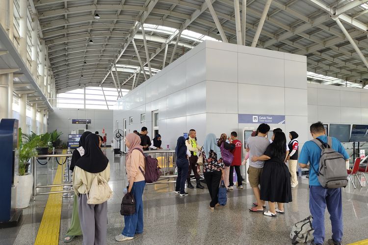 Pintu masuk keberangkatan penumpang Kereta Api Jarak Jauh di Stasiun Jatinegara, Kamis (18/12/2025). 
