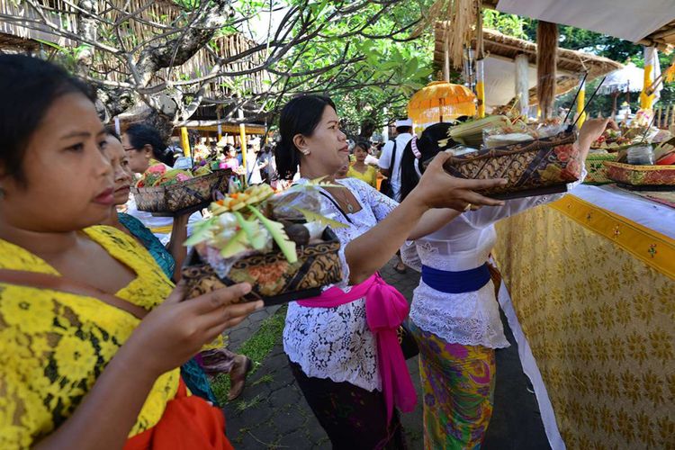 Sejumlah umat Hindu melaksanakan upacara dalam perayaan Hari Galungan di Pura Jagatnatha, Denpasar, Bali, Rabu (1/11/2017). Perayaan Galungan digelar untuk memperingati kemenangan Dharma (kebaikan) melawan Adharma (kejahatan) bagi umat Hindu, sekaligus rasa syukur kepada Ida Sang Hyang Widi Wasa atas ciptaan alam semesta beserta isinya.