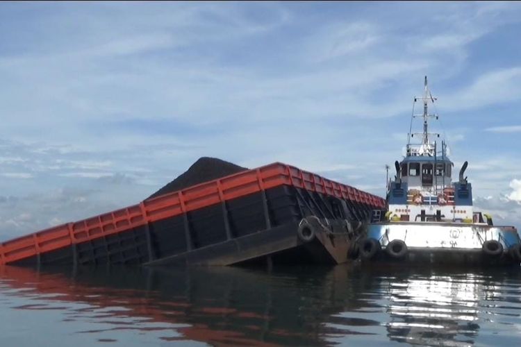 Sebuah kapal tongkang membawa 7.500 metrik ton batu bara mengalami kebocoran di perairan Teluk Pangpang, Kecamatan Muncar, Kabupaten Banyuwangi. 