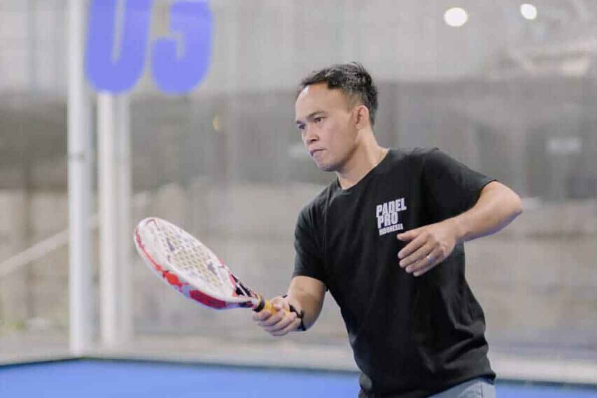 Pelatih Padel dari Padel Pro Merlano Skiva Sumual saat sedang bermain padel.
