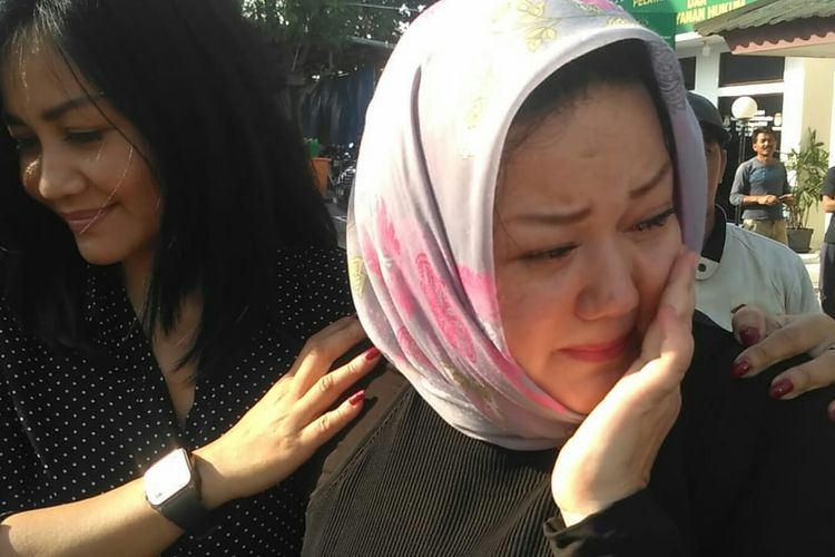 Putri sulung Rhoma Irama Debby Rhoma didampingi kerabatnya menahan tangis usai mendampingi adiknya Ridho Rhoma menyerahkan diri ke Kejaksaan Negeri Jakarta Barat, kawasan Kembangan, Jumat (12/7/2019).