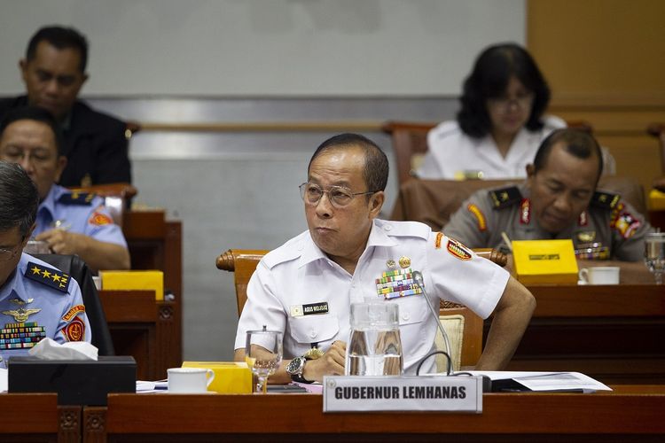 Gubernur Lemhanas Letjen TNI (Purn) Agus Widjojo mengikuti rapat kerja dengan Komisi I DPR di Kompleks Parlemen, Senayan, Jakarta, Senin (18/11/2019). Rapat tersebut membahas rencana kerja Lemhannas tahun 2020 beserta dukungan anggarannya dan isu-isu aktual lainnya. ANTARA FOTO/Dhemas Reviyanto/foc. *** Local Caption *** 
