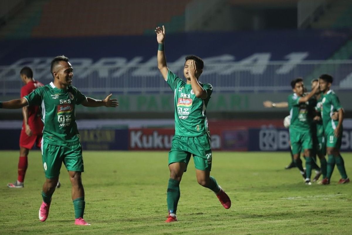 Pemain sayap PS Sleman Irkham Mila usai mencetak gol penyeimbang 1-1 pada laga Liga 1 antara PS Sleman melawan Persija Jakarta pada Minggu (5/9/2021) di Stadion Pakansari, Cibinong, Kabupaten Bogor, Jawa Barat.

