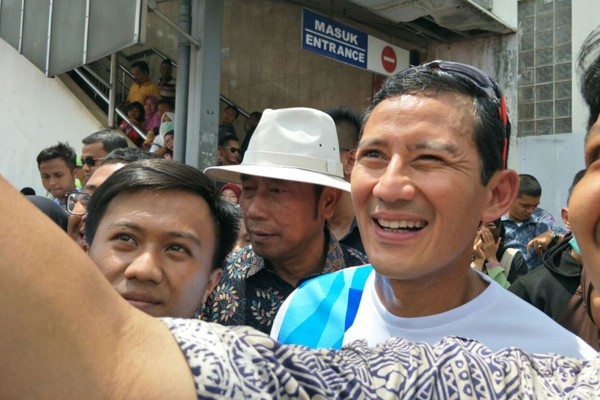 Wakil Gubernur DKI Jakarta Sandiaga Uno bersama Wakil Ketua DPRD DKI Jakarta Abraham Lunggana saat berkunjung ke Tanah Abang, Selasa (26/12/2017). 