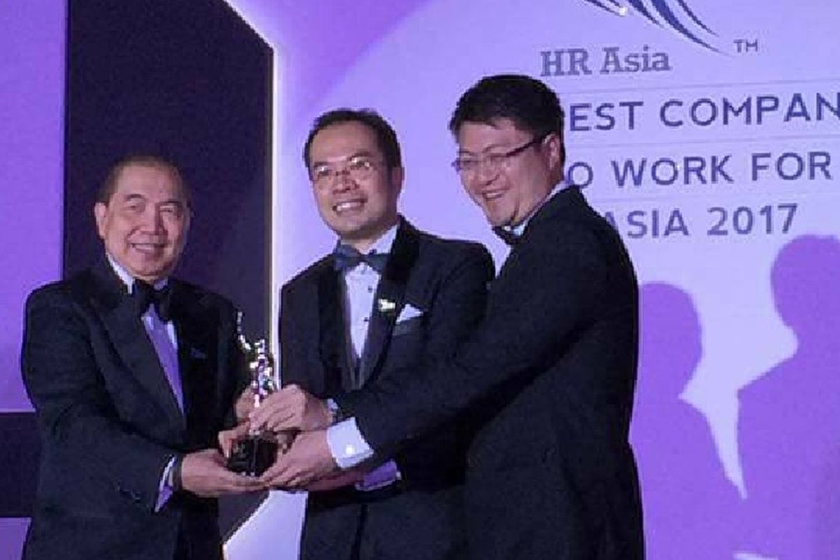 CEO Binus University, Bernard Gunawan,menerima penghargaan sebagai salah satu Best Companies to Work for in Asia 2017 pada HR Asia Award tahun ini, Jumat (19/5/2017).