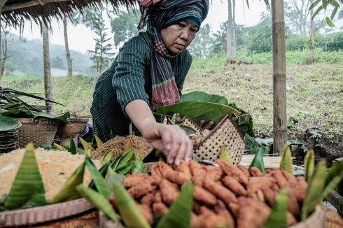 Jajan di Pasar Kuliner Desa Lerep, Harus Tukar Koin Kayu