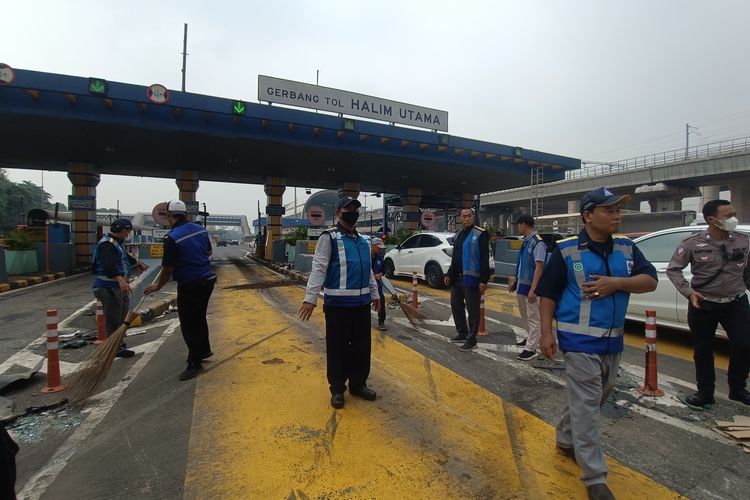 Suasana Gerbang Tol Halim Utama pascakecelakaan beruntun yang melibatkan lima kendaraan, Rabu (27/3/2024). 