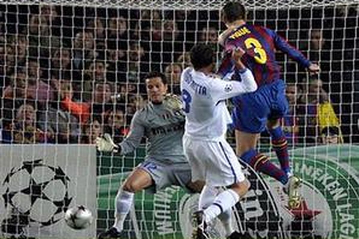 Bek Barcelona, Gerard Pique (nomor 3) mencetak gol ke gawang Inter Milan dalam lanjutan babak penyisihan grup Liga Champions, Selasa (24/11).