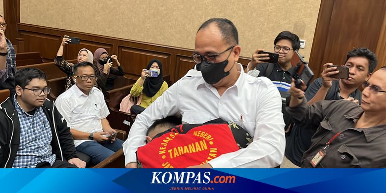 Bertemu di Ruang Sidang, Rafael Alun Peluk Erat Mario Dandy