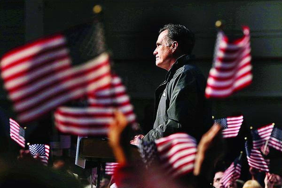 Calon presiden Amerika Serikat dari Partai Republik, Mitt Romney, berorasi dalam kampanye di Smithfield Foods Hangar, Newport News, Virginia, AS, Minggu (4/11). Romney berusaha keras meraih dukungan di negara-negara bagian dengan massa pemilih mengambang, termasuk Virginia.