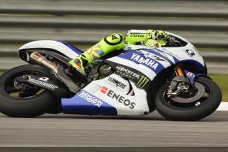 Pebalap Yamaha Factory Racing asal Italia Valentino Rossi memacu motornya pada hari kedua uji coba pramusim MotoGP 2014 di Sirkuit Sepang, Malaysia, Kamis (27/2/2014).