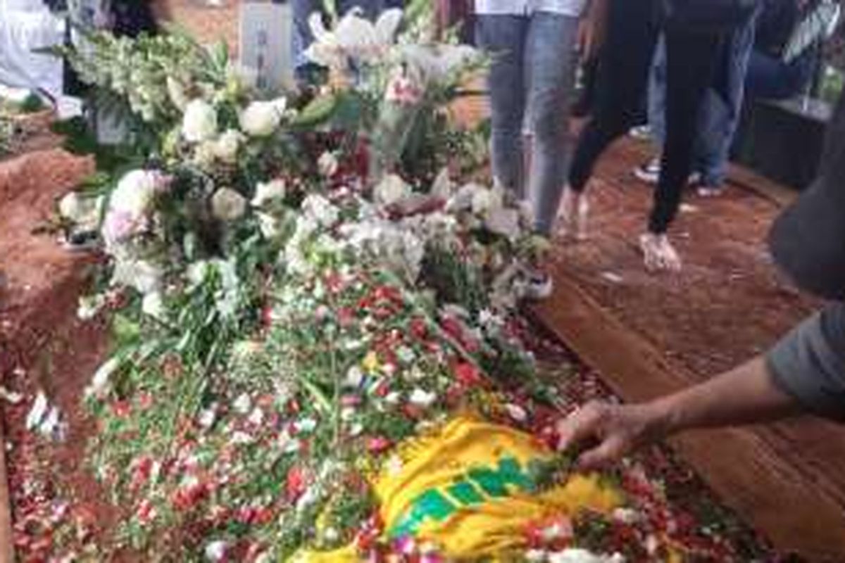 Polo Shirt di atas makam Mike Mohede di TPU Tanah Kusir, Jakarta Selatan, Selasa (2/8/2016).