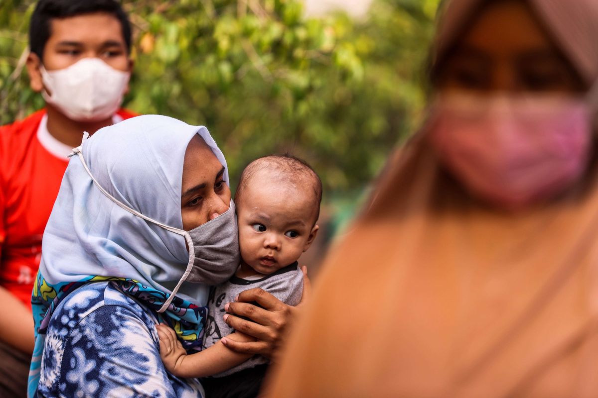 Pedagang takjil menjajakan dagangannya berupa hidangan untuk berbuka puasa di kawasan Bendungan Hilir (Benhil), Jakarta Pusat, Selasa (13/4/2021). Menjelang ifthar atau buka puasa hari pertama Ramadhan 1442 Hijriyah, sejumlah pedagang telah bersiap menjajakan takjil sejak pukul 16.00 WIB.