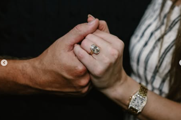 Tangkapan layar foto cincin pertunangan Taylor Swift dengan Travis Kelce pada Rabu (27/8/2025).