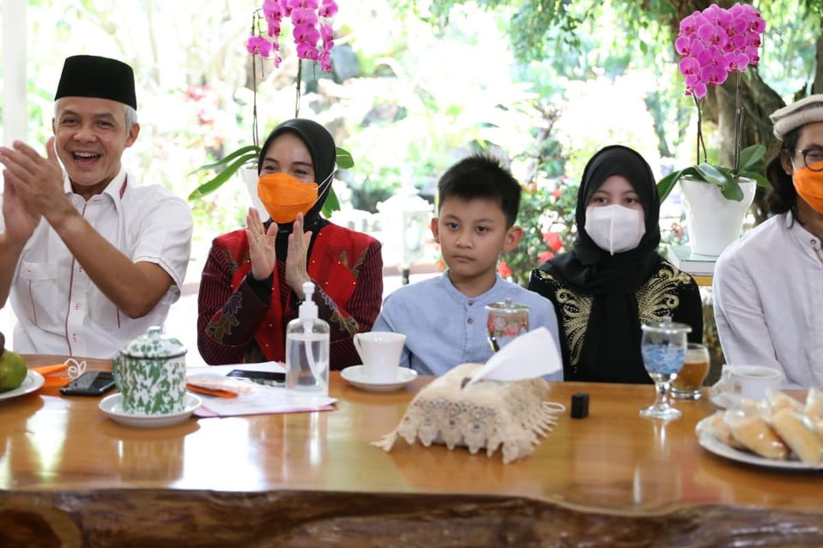 Gubernur Jawa Tengah Ganjar Pranowo menggelar open house virtual Idul Fitri 1442 H di rumah dinasnya, di Kota Semarang, Jawa Tengah, pada Kamis (13/5/2021).
