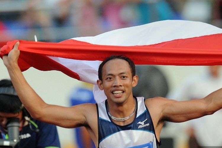 Suryo Agung Wibowo dari Indonesia merayakan setelah memenangkan final 100m putra di kompetisi atletik Asian Games ke 25 (SEAGAMES) di Vientiane pada 13 Desember 2009.