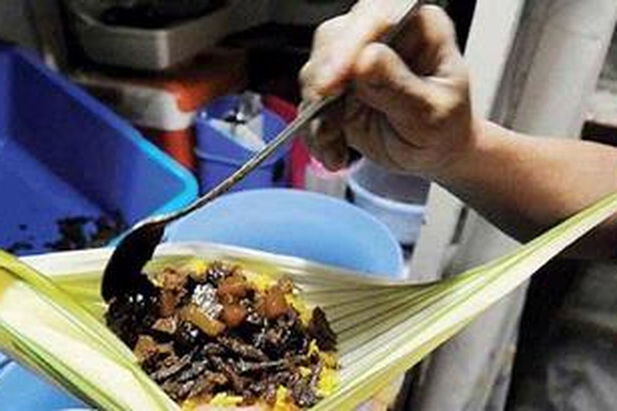 Nasi Kuning di Rumah Makan Selamat Pagi Manado, Sulawesi Utara.  