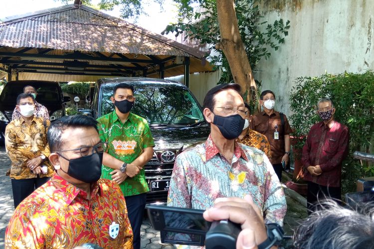 Moeldoko dan Sultan saat menemui awak media di Keraton Yogyakarta