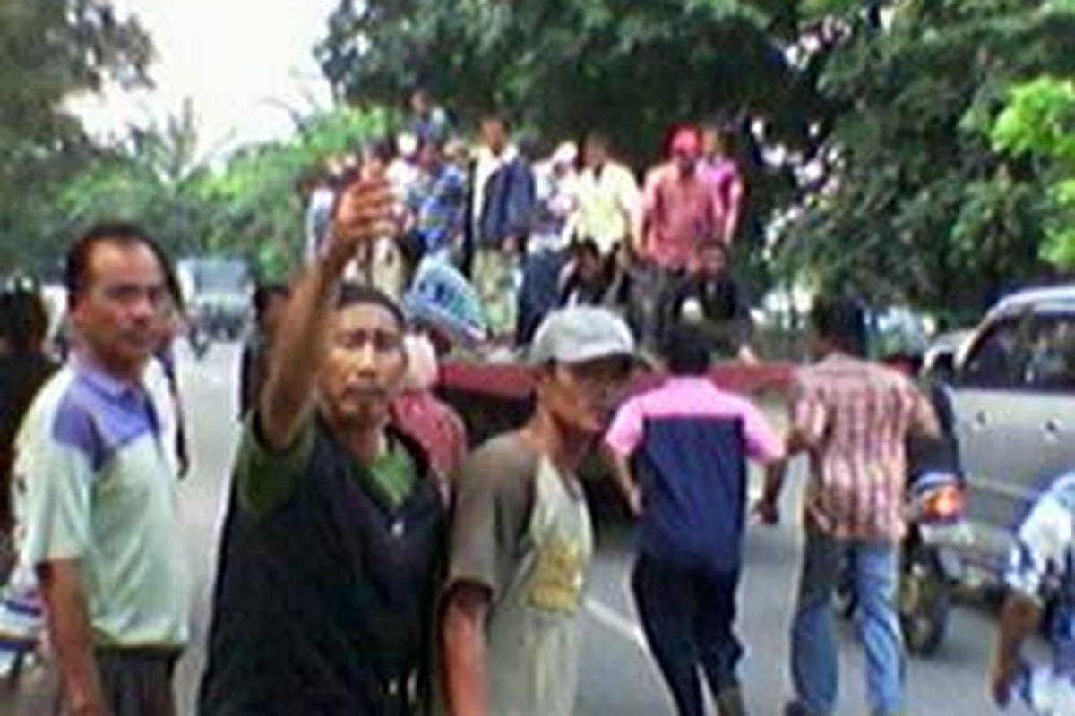 Angkutan Kota berplat hitam berkumpul di jalan Raya Daan Mogot, kawasan Rawa Buaya, Jakarta Barat