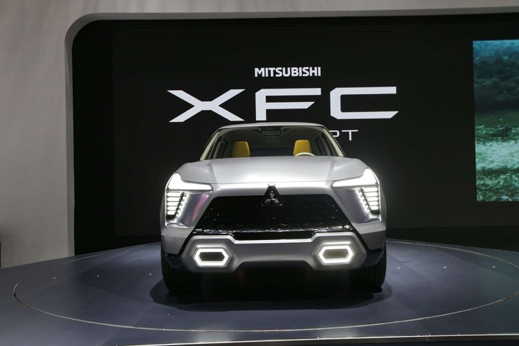 Mobil konsep Mitsubishi XFC Concept dipamerkan di ajang Indonesia International Motor Show (IIMS) 2023 di JIExpo, Kemayoran, Jakarta Pusat, Kamis (16/2/2023). Mobil konsep ini siap menyapa para pengunjung pameran otomotif tersebut.