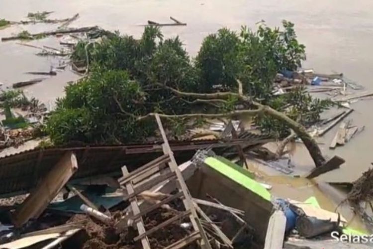 Runtuhan rumah terdampak bencana tanah longsor di Desa LK III, Kelurahan Kayu Ara, Kecamatan Sekayu, Musi Banyuasin, Selasa (4/10/2022). 