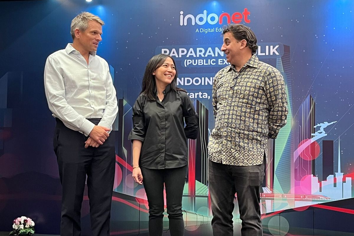 Direktur Indonet, Donauly Situmorang (Tengah) CEO Indonet, Andy Rigoli (Kanan) Komisaris Utama, Jonathan P. Wallbrige (Kiri)
